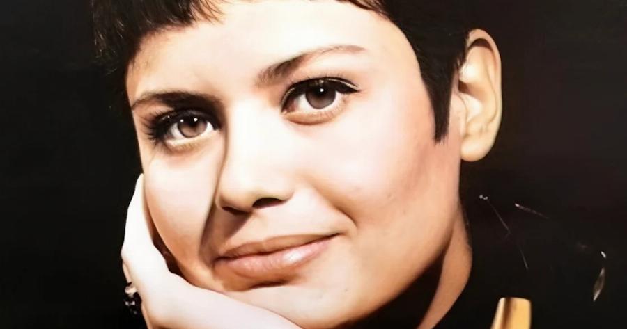 Αγνώριστη σήμερα στα 77 η πασίγνωστη τραγουδίστρια του ελληνικού πενταγράμμου