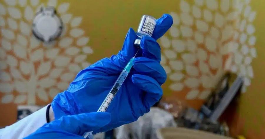 EμBoλια: Τι αλλάζει για τους ενήλικες – Νέο πρωτόκολλο εμBoλιασμou κατά της COVID-19