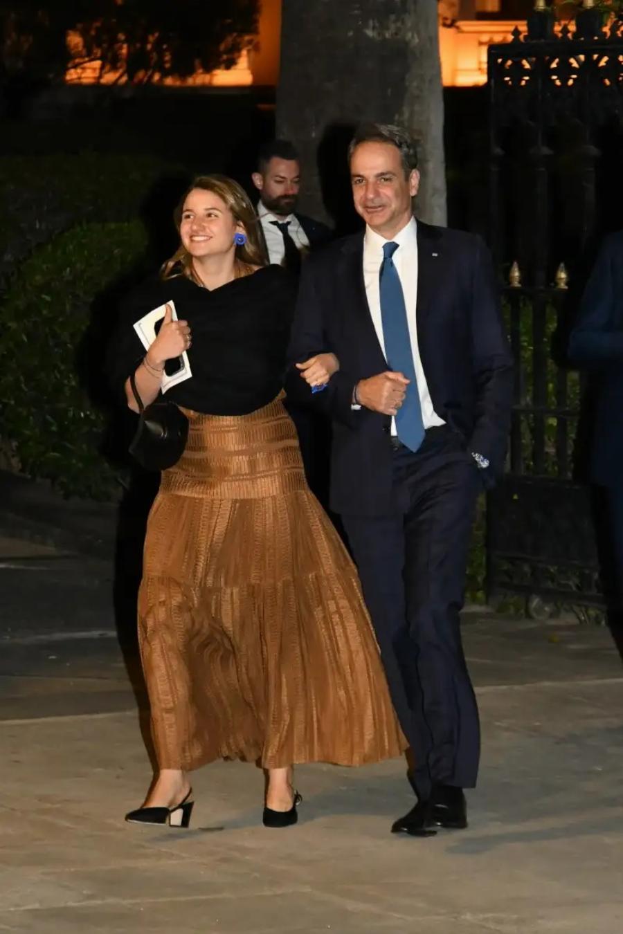 Σάλος με τις φωτογραφίες της κόρης του Μητσοτάκη: Έτσι εμφανίστηκε στο δείπνο με τον Εμανουέλ Μακρόν