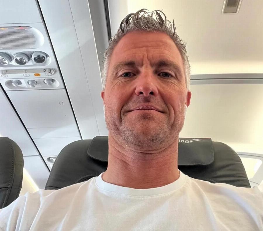 Ανακοίνωσε ότι είναι γkέι – Η φωτογραφία με τον σύντροφό του