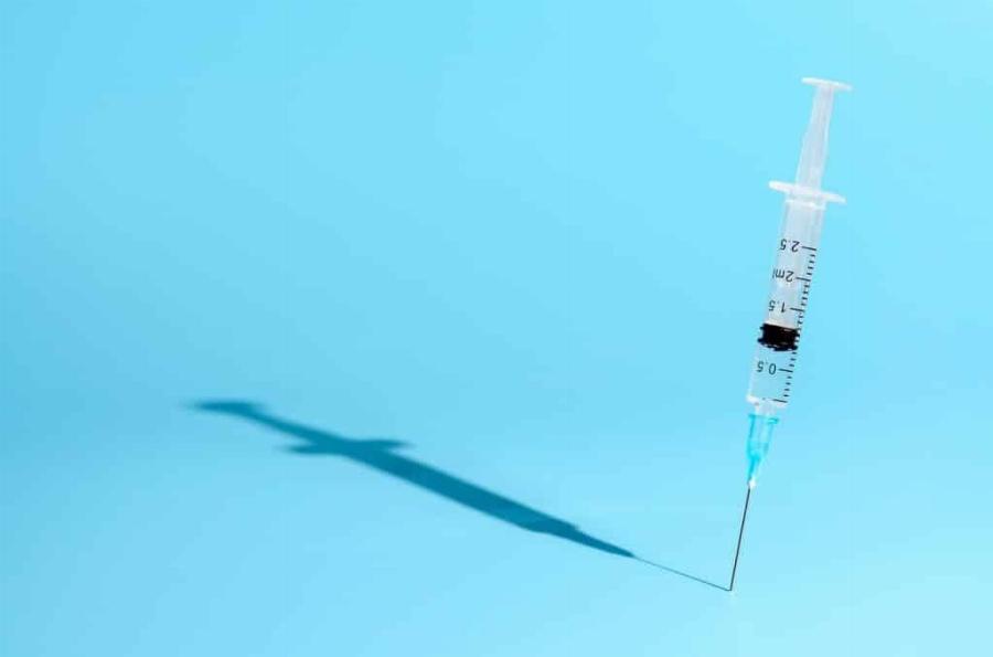 EμBoλια: Τι αλλάζει για τους ενήλικες – Νέο πρωτόκολλο εμBoλιασμou κατά της COVID-19