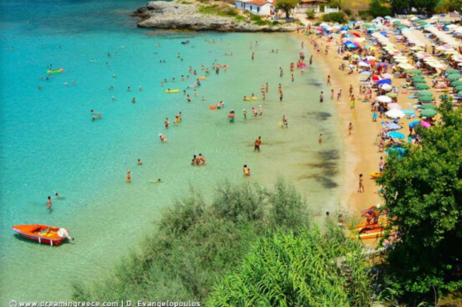 Όλη μέρα θάλασσα, ταβέρνα, βόλτες: Το παραθαλάσσιο χωριό στην Πελοπόννησο που θυμίζει νησί, αλλά με τιμές 50% κάτω