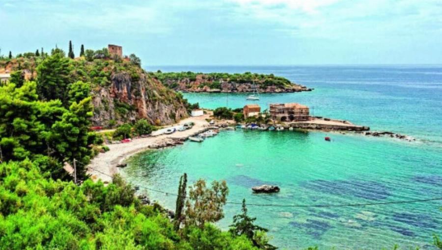 Όλη μέρα θάλασσα, ταβέρνα, βόλτες: Το παραθαλάσσιο χωριό στην Πελοπόννησο που θυμίζει νησί, αλλά με τιμές 50% κάτω