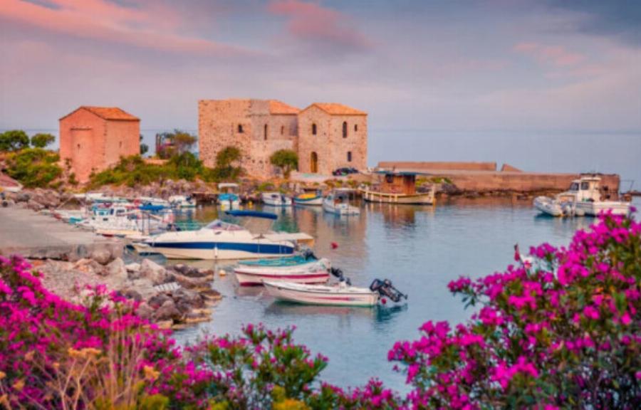 Όλη μέρα θάλασσα, ταβέρνα, βόλτες: Το παραθαλάσσιο χωριό στην Πελοπόννησο που θυμίζει νησί, αλλά με τιμές 50% κάτω