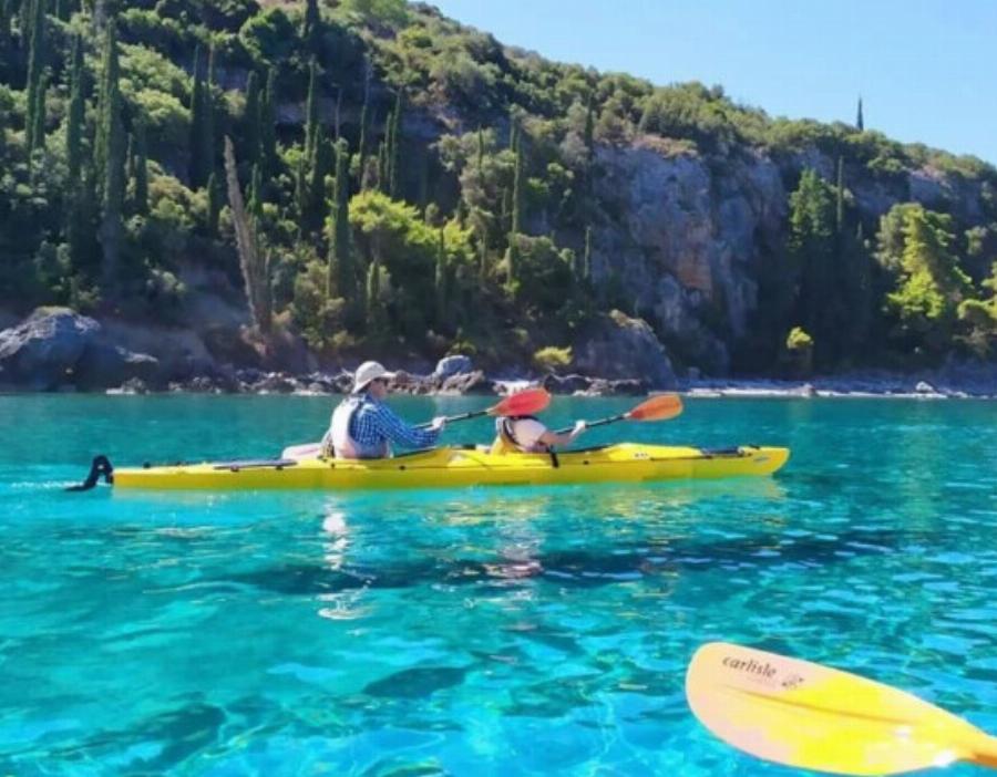 Όλη μέρα θάλασσα, ταβέρνα, βόλτες: Το παραθαλάσσιο χωριό στην Πελοπόννησο που θυμίζει νησί, αλλά με τιμές 50% κάτω