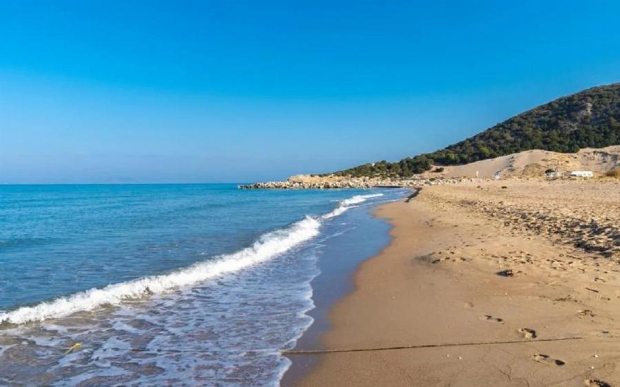 Όλο άμμος, φοβερό φαγητό, δίκλινο 50 Eupw: Στο μέρος που έχεις όλη μέρα τη θάλασσα στα πόδια σου, θα κάνεις τις πιο οικονομικές διακοπές