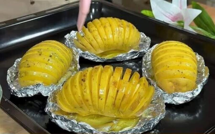 Οι πιο τραγανές πατάτες φούρνου με σκόρδο που θα φτιάξεις