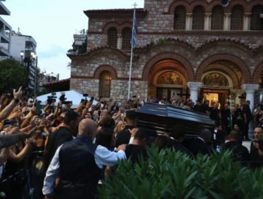 Ανατριχιαστικό! Κηδεία Μαζωνάκη: To σημάδι από τον ουρανό τη στιγμή της ταφής – «Είναι από τον Θεό…», σπάραζε η Μαρία (Βίντεο-Ντοκουμέντο)