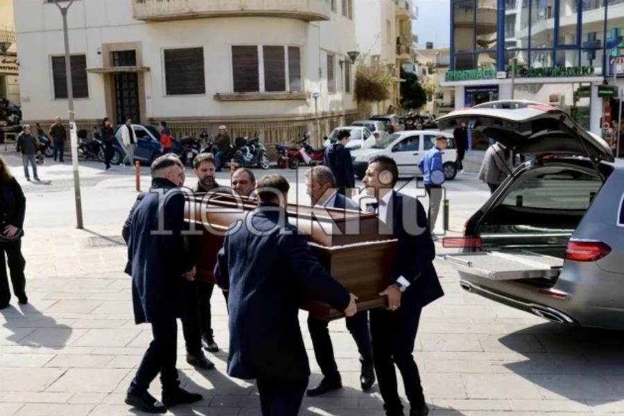 Μανώλης Λιδάκης: Συγκλονισμένα τα αδέρφια του στην κηδεία του – Τον αποχαιρέτησαν με το «Άστρα μη με μαλώνετε»