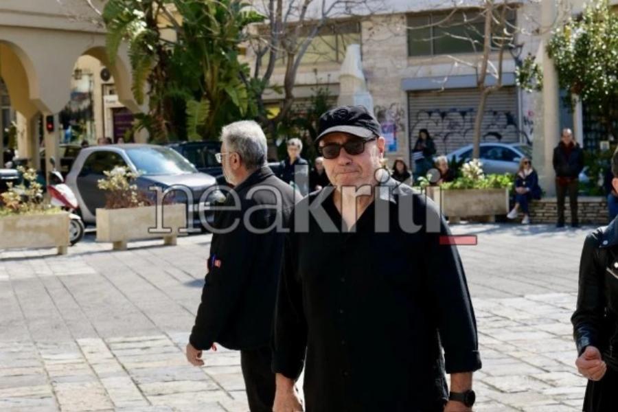 Μανώλης Λιδάκης: Συγκλονισμένα τα αδέρφια του στην κηδεία του – Τον αποχαιρέτησαν με το «Άστρα μη με μαλώνετε»