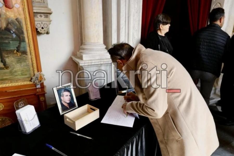 Μανώλης Λιδάκης: Συγκλονισμένα τα αδέρφια του στην κηδεία του – Τον αποχαιρέτησαν με το «Άστρα μη με μαλώνετε»