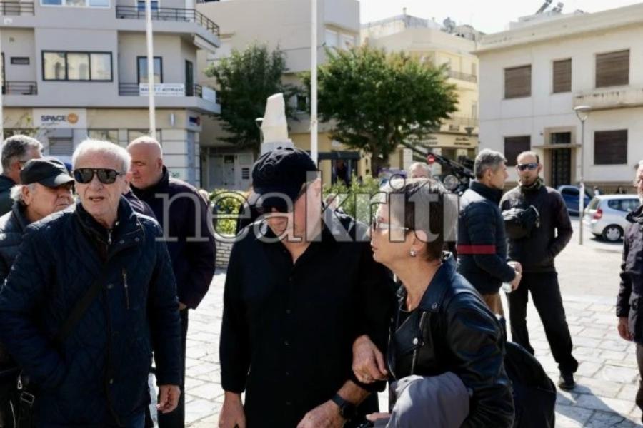 Μανώλης Λιδάκης: Συγκλονισμένα τα αδέρφια του στην κηδεία του – Τον αποχαιρέτησαν με το «Άστρα μη με μαλώνετε»