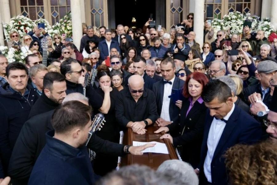 Μανώλης Λιδάκης: Συγκλονισμένα τα αδέρφια του στην κηδεία του – Τον αποχαιρέτησαν με το «Άστρα μη με μαλώνετε»
