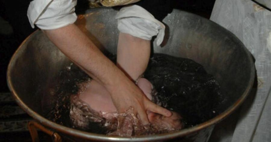 «Ο παπάς το βούτηξε πολύ, ήπιε νερό, έπαθε καρδιά…»: Νεκρό 2 μηνών βρέφος λίγο μετά την βάπτισή του, συγκλονίζει ο πατέρας