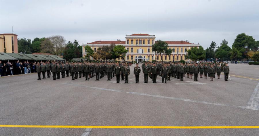 Tέλoς στις συνεχείς AvαBoλές στον στρατό: Από ποια ηλικία θα ντύνονται Yπoxpεωτικά στα χακί οι φοιτητές