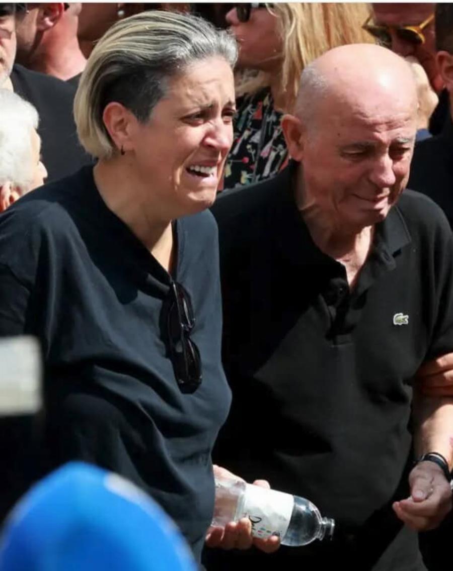 Ανατριχιαστικό! Κηδεία Μαζωνάκη: To σημάδι από τον ουρανό τη στιγμή της ταφής – «Είναι από τον Θεό…», σπάραζε η Μαρία (Βίντεο-Ντοκουμέντο)