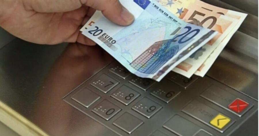 «Χλώμιασαν» οι πελάτες όλων των τραπεζών: Άρχισαν οι κρατήσεις χρημάτων από τους λογαριασμούς, μόλις ανακοινώθηκε