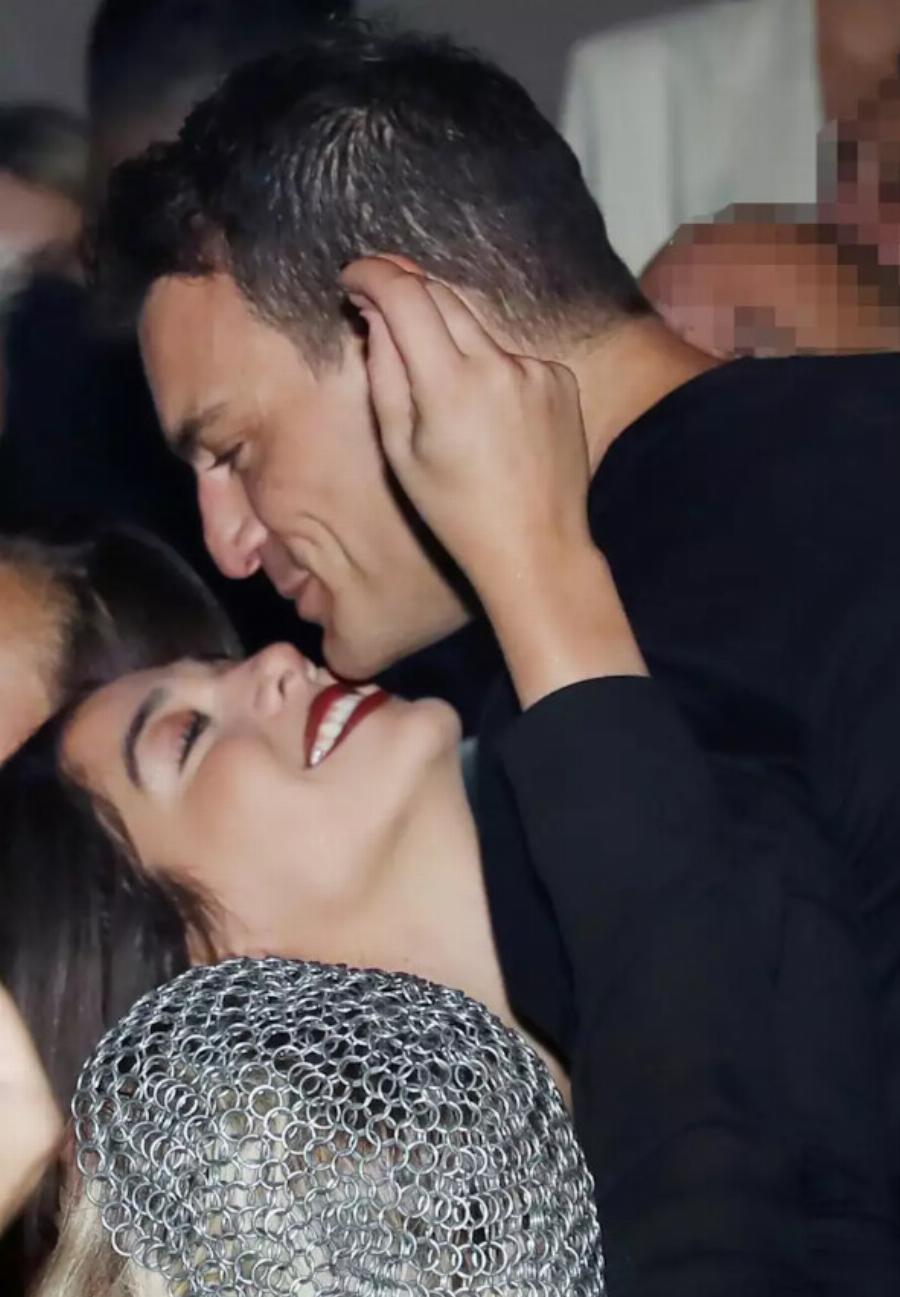 Εκείνος 37, εκείνη 20χρονη: Όλοι στα μπουζούκια γύρισαν το κεφάλι για να δουν τα φιλιά του πιο πολυσυζητημένου ζευγαριού στην Ελλάδα