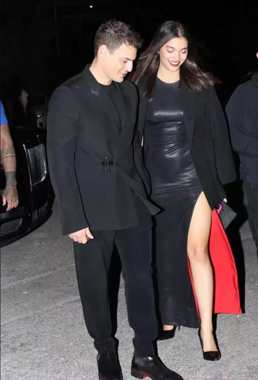 Εκείνος 37, εκείνη 20χρονη: Όλοι στα μπουζούκια γύρισαν το κεφάλι για να δουν τα φιλιά του πιο πολυσυζητημένου ζευγαριού στην Ελλάδα