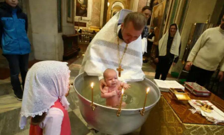 «Ο παπάς το βούτηξε πολύ, ήπιε νερό, έπαθε καρδιά…»: Νεκρό 2 μηνών βρέφος λίγο μετά την βάπτισή του, συγκλονίζει ο πατέρας