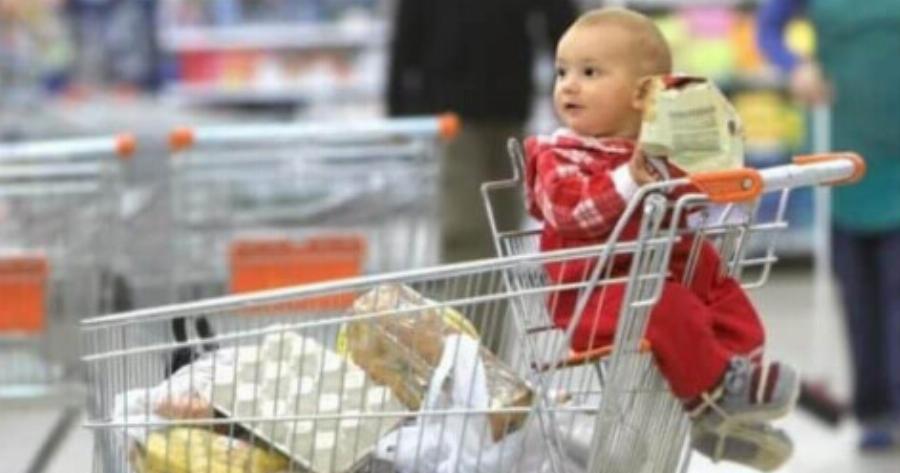 Μαμά έβαλε τον γιο της στο καλάθι του σούπερ μάρκετ και άρχισε να ψωνίζει! Αμέσως μετά ξεκίνησε το μαρτύριο της