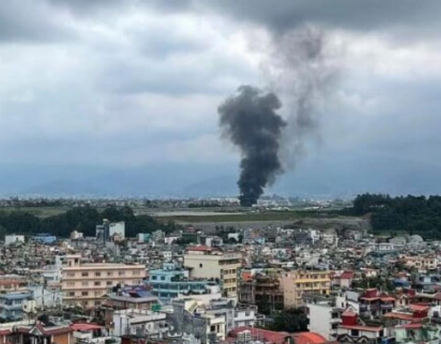 Το αεροπλάνο έπεσε λίγο μετά την απογείωσή του – Η συγκλονιστική στιγμή που συντρίβεται με 18 νεκρούς