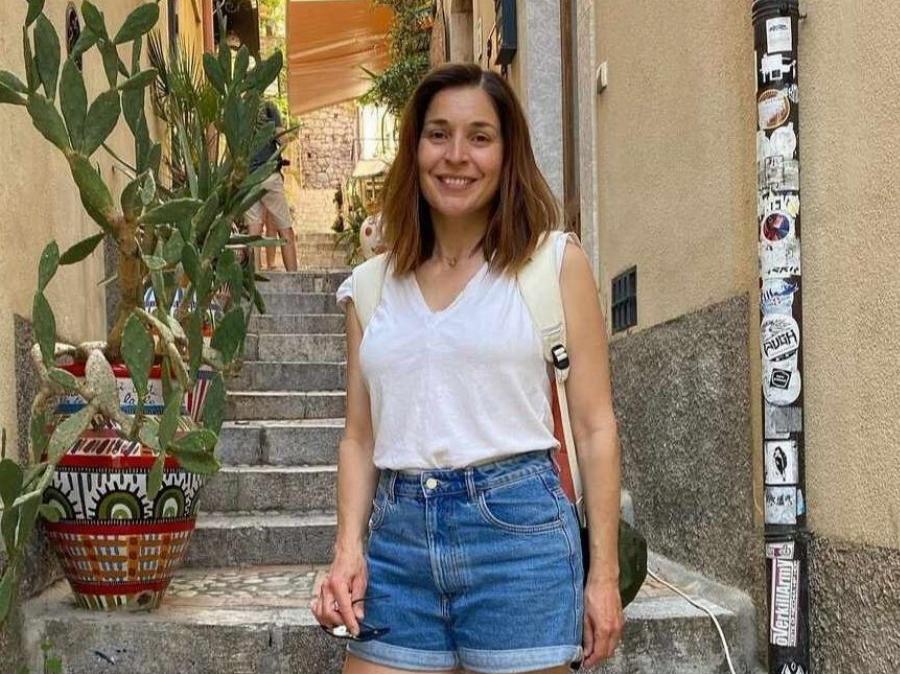 Άβαφη και κούκλα στα 50 της: Η Βαλέρια Κουρούπη ποζάρει με τον 33χρονο σύντροφό της στην Πύλο και αποθεώνεται