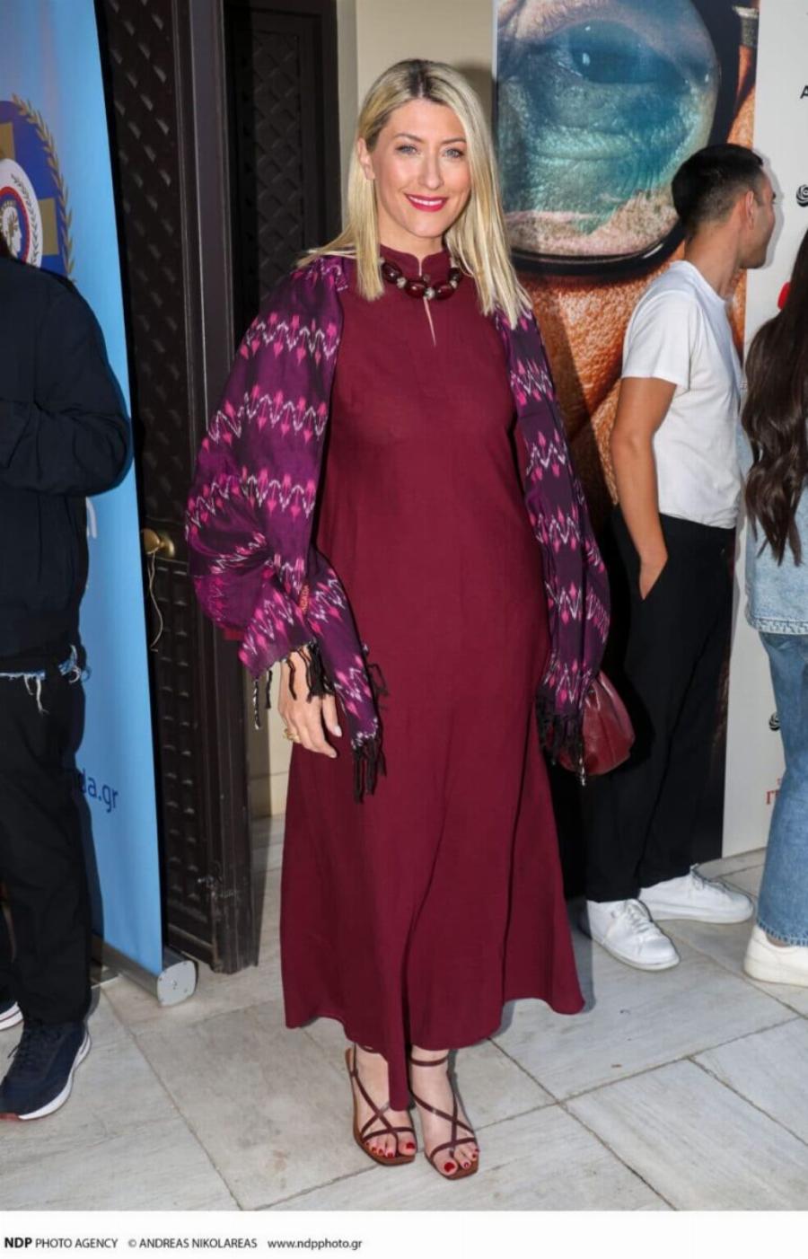 Ντυμένη σαν αμαζόνα: Η Σία Κοσιώνη εμφανίστηκε σε θερινό σινεμά ντυμένη έτσι και όλοι γύρισαν να την κοιτάξουν