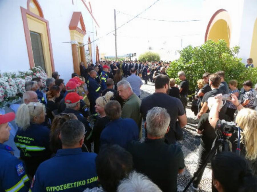 Σε κλίμα συγκίνησης το τελευταίο «αντίο» στον πυροσβέστη Πέτρο Διακάκη
