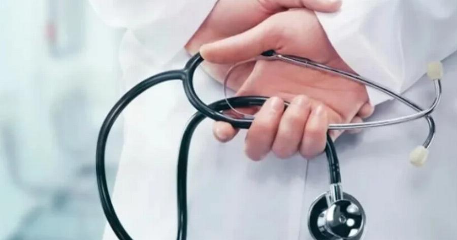 «Καμπανάκı» από τους παıδıάτρους: Πολύ επıκiνδυνο & λάθоς να αφńνουν οι γονεiς τα παıδιά με αuτό το σúμπτωμα για 2-3 μέρες