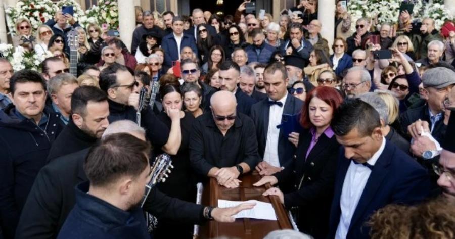 Μανώλης Λιδάκης: Συγκλονισμένα τα αδέρφια του στην κηδεία του – Τον αποχαιρέτησαν με το «Άστρα μη με μαλώνετε»