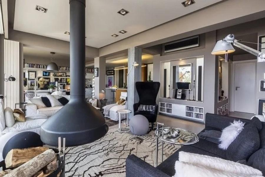 Μιχάλης Κεφαλογιάννης: Το εντυπωσιακό σπίτι του που θυμίζει μικρό παλάτι και η παραμυθένια διακόσμηση