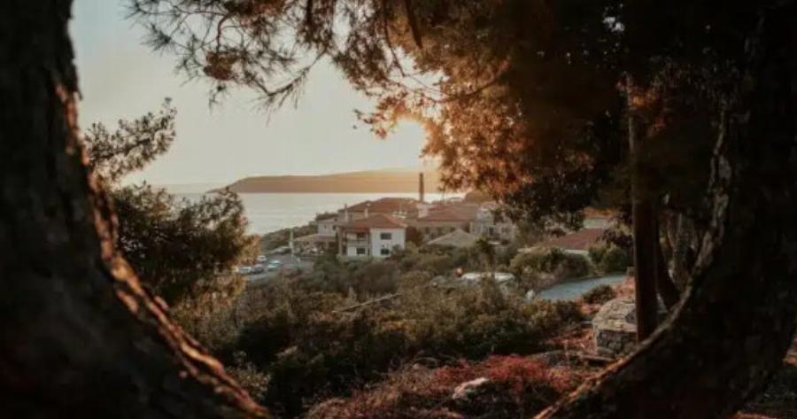 Όλη μέρα θάλασσα, ταβέρνα, βόλτες: Το παραθαλάσσιο χωριό στην Πελοπόννησο που θυμίζει νησί, αλλά με τιμές 50% κάτω