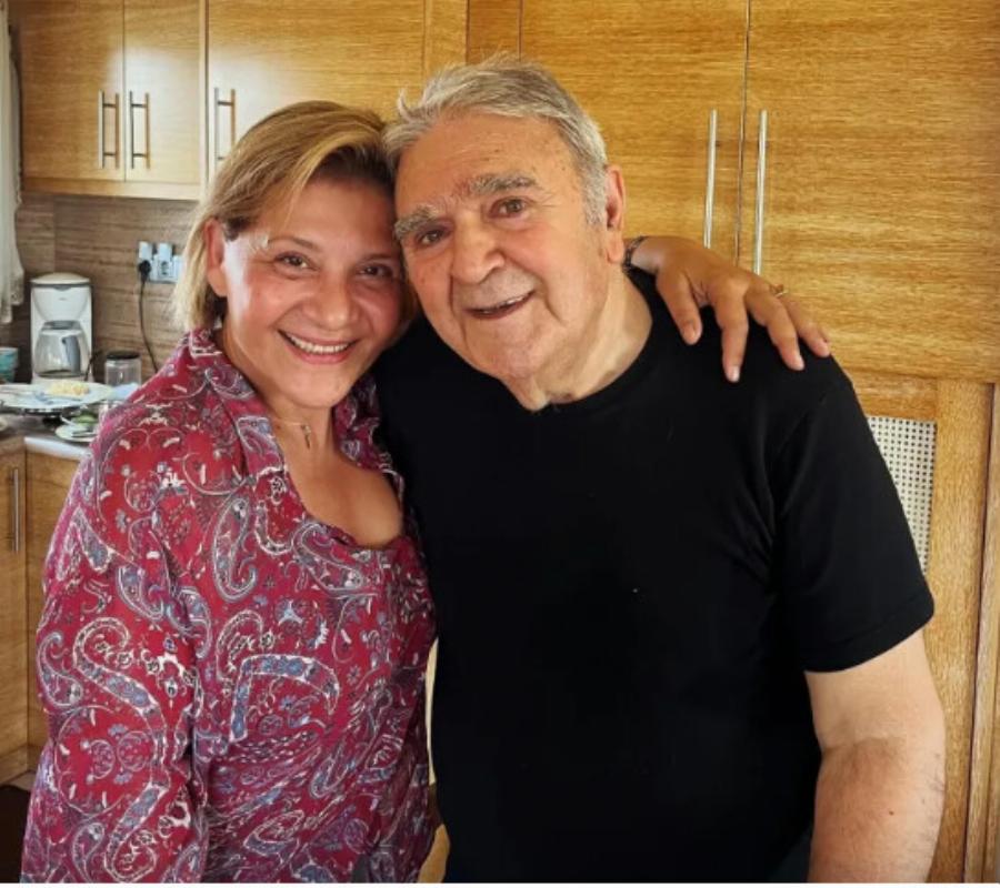 Τον επισκέφτηκε γνωστή τραγουδίστρια: Κυκλοφόρησε η μοναδική σημερινή φωτογραφία του Πασχάλη Τερζή