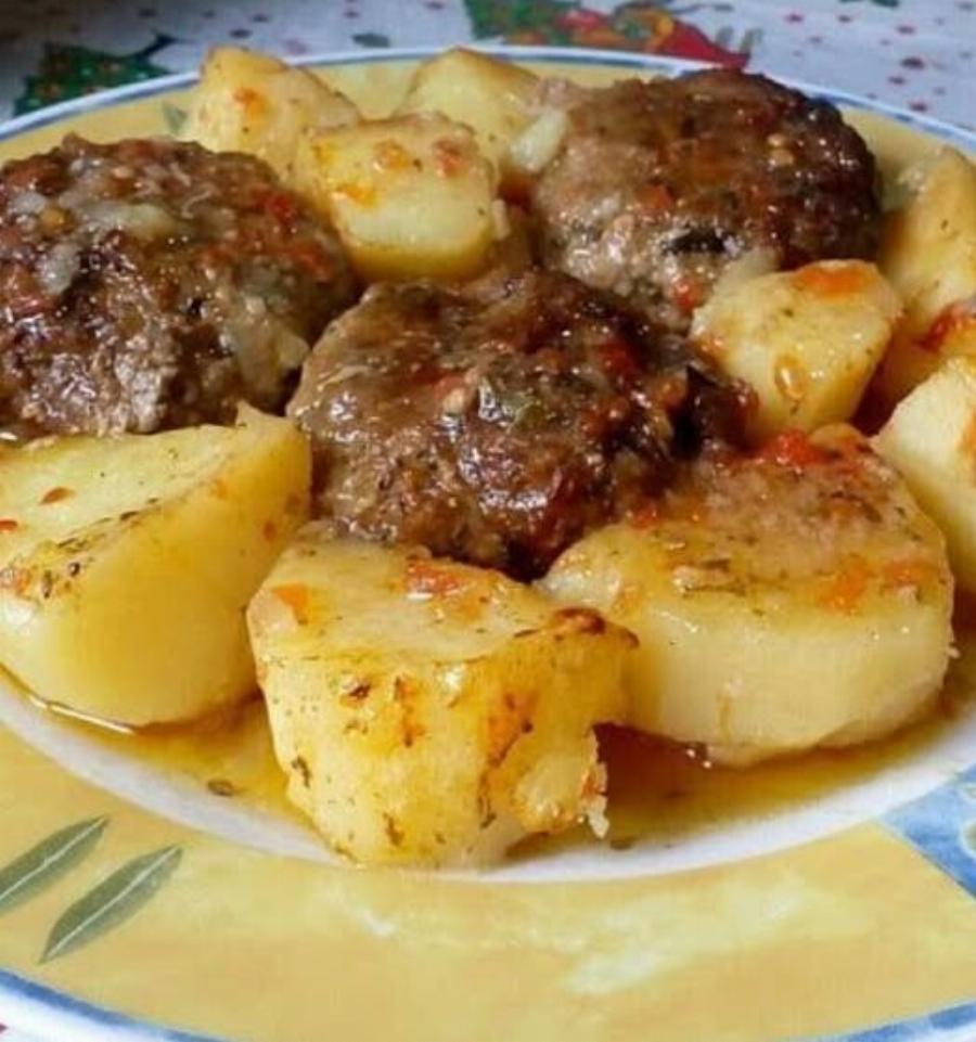 Το μυστικό της γιαγιάς για τα πιο ζουμερά μπιφτέκια με πατάτες στο φούρνο