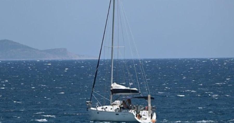 Συναγερμός στη Σαντορίνη: Βυθίζεται ιστιοφόρο