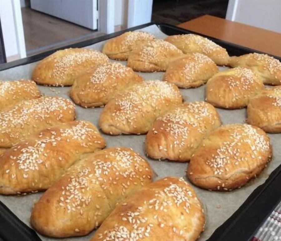 Αυτά τα τυροπιτάκια τα ζητούν όλοι – Το μικρό μυστικό που τα κάνει απίστευτα αφράτα