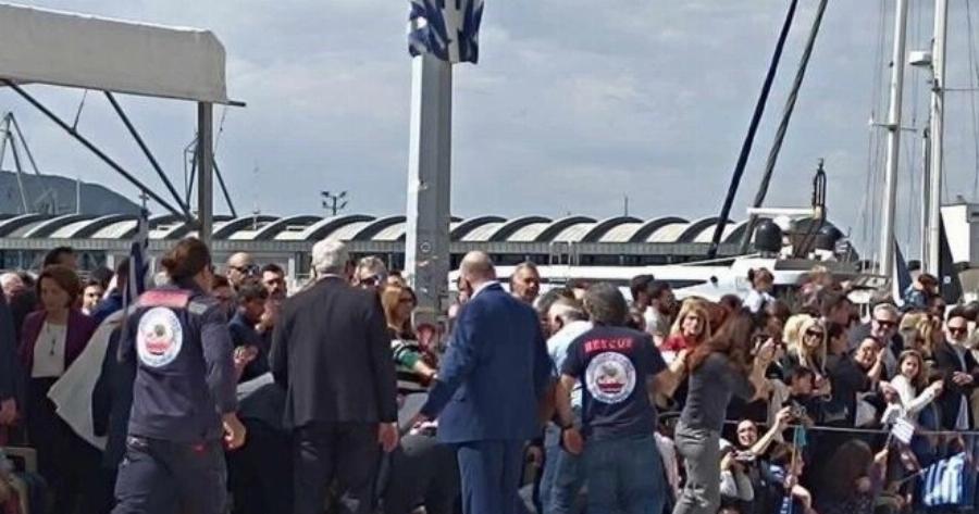 Άτυχημα στην παρέλαση – Νεαρός στρατιώτης βρέθηκε στο έδαφος (Φώτο)