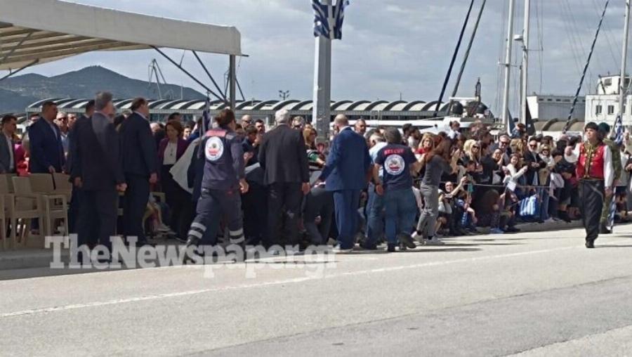 Άτυχημα στην παρέλαση – Νεαρός στρατιώτης βρέθηκε στο έδαφος (Φώτο)