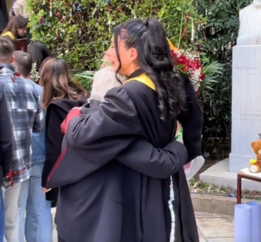 Όχι, δεν κλαίμε: Γιαγιά πλαντάζει στο κλάμα από συγκίνηση στην ορκωμοσία της εγγονής της