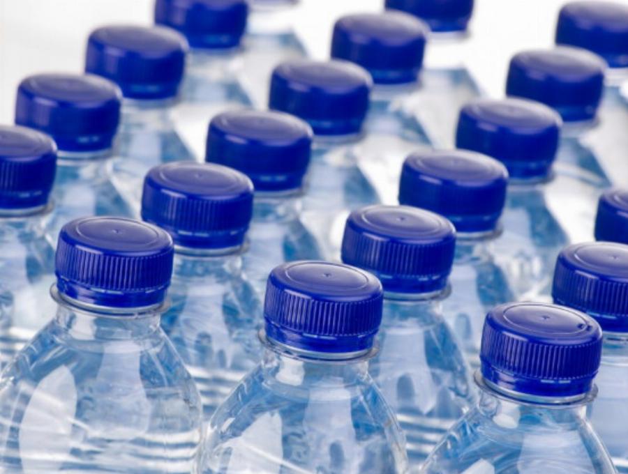 «Συναγερμός» για πασίγνωστα εμφιαλωμένα νερά: Νέο σκάνδαλο, είναι επικίνδυνα για την υγεία