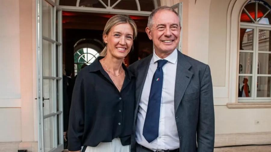 Σάλoς με αuτό που έκανε σύζυγος γνωστού Υπουργού στο αεροδρόμιο πριν λίγo