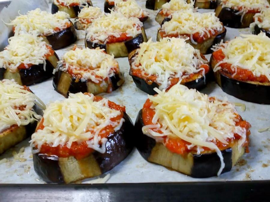 Μελιτζάνες και ψημένες στον φούρνο πατάτες, σε λαδόκολλα, σαν πιτσάκια