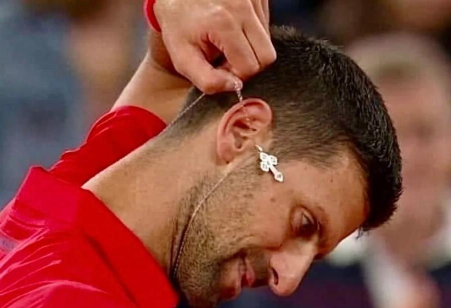 O Νόβακ Τζόκοβιτς δείχνει τον Ορθόδοξο σταυρό του – «Τον φοράω όλη την ώρα, είναι σημαντικός για εμένα»