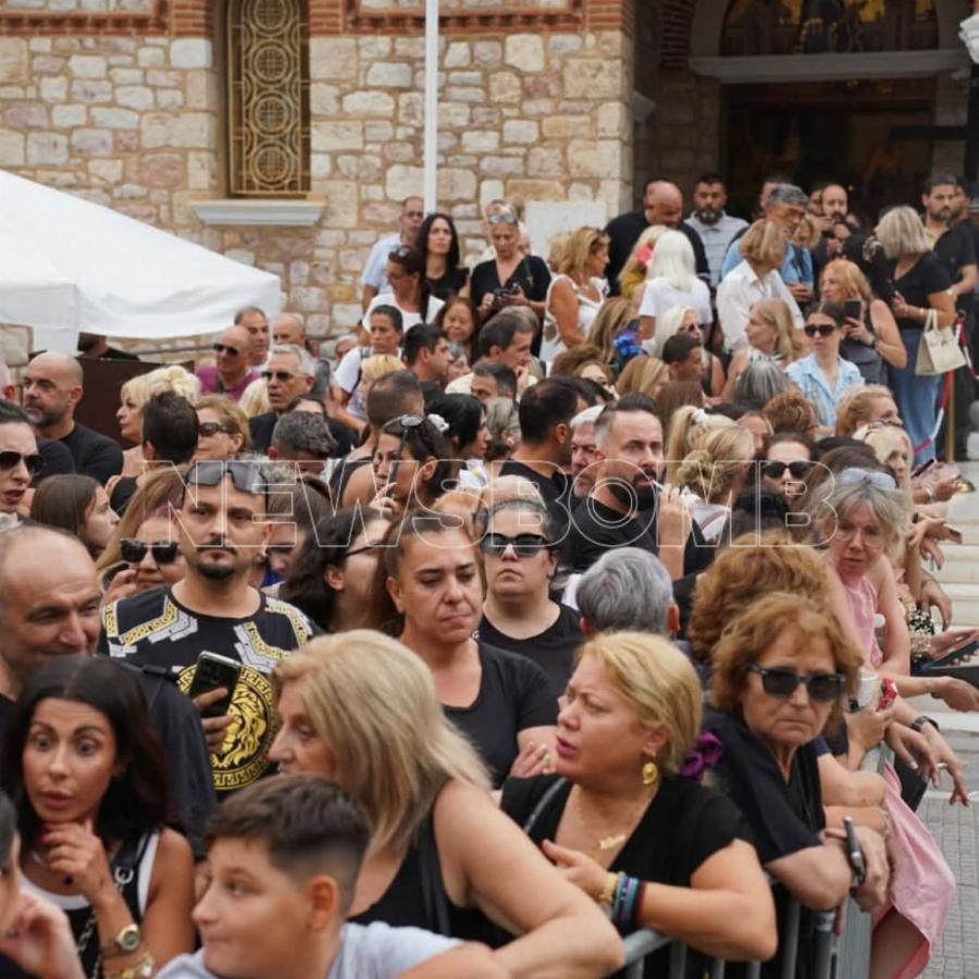 Έφτασε η σορός του Γιώργου Μαζωνάκη στη Νίκαια: Με λυγμούς και χειροκροτήματα υποδέχονται το δικό τους παιδί της νύχτας
