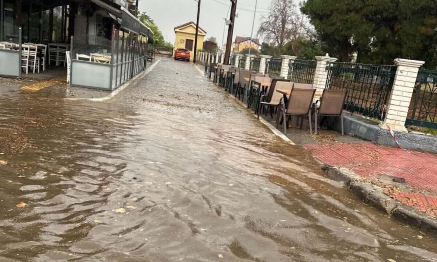 Κακοκαιρία: Σφοδρή βροχόπτωση με χαλάζι – Ποτάμια οι δρόμοι, μεγάλες ζημιές – Βίντεο