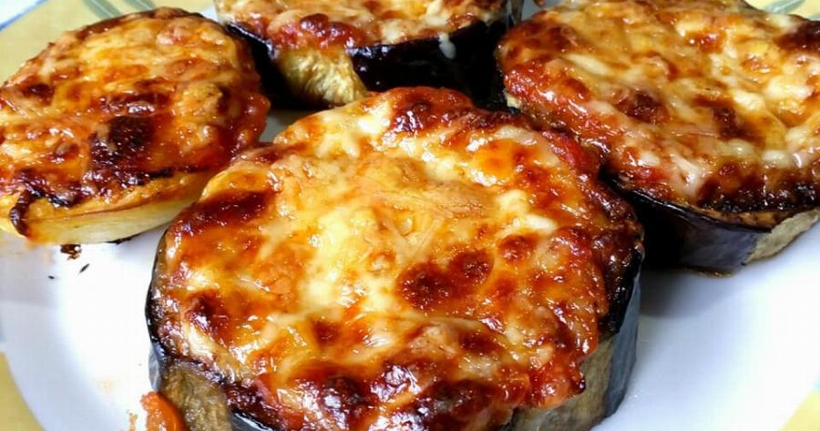 Μελιτζάνες και ψημένες στον φούρνο πατάτες, σε λαδόκολλα, σαν πιτσάκια