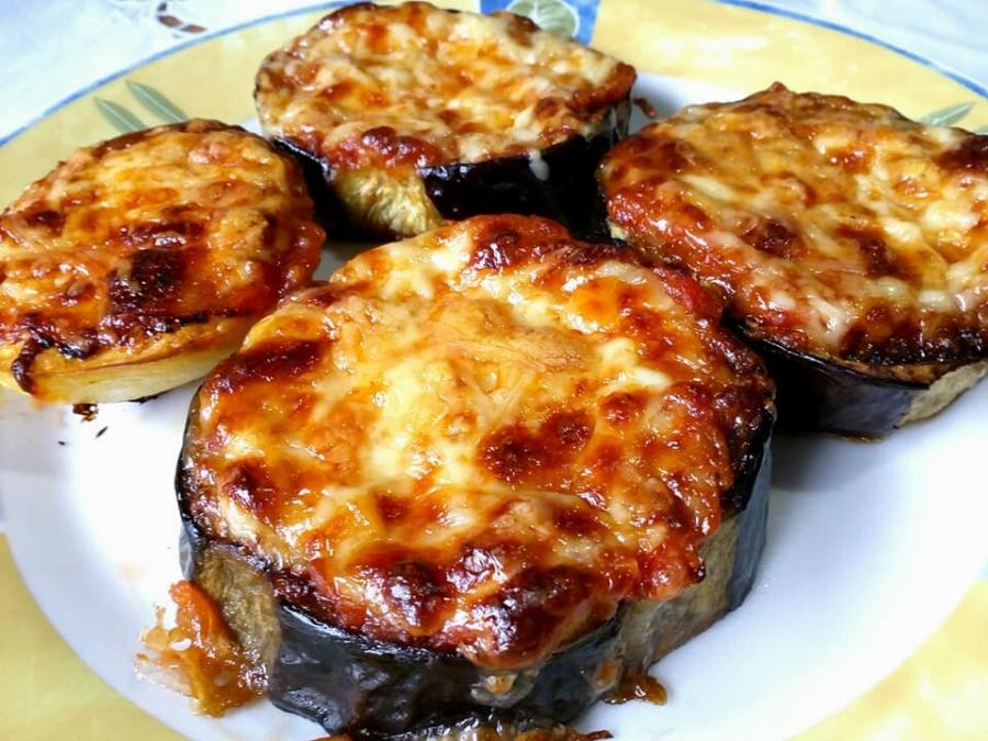 Μελιτζάνες και ψημένες στον φούρνο πατάτες, σε λαδόκολλα, σαν πιτσάκια