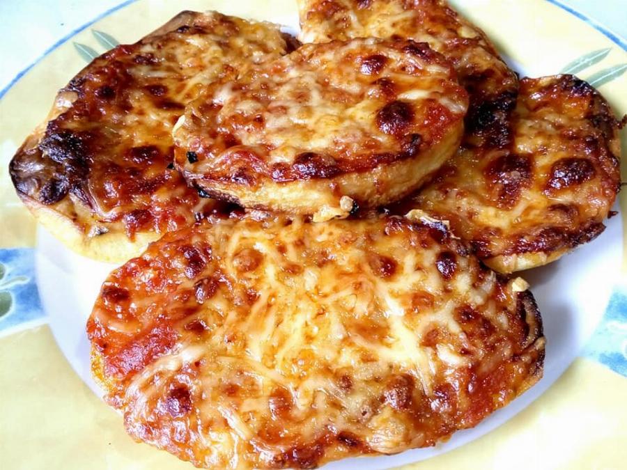 Μελιτζάνες και ψημένες στον φούρνο πατάτες, σε λαδόκολλα, σαν πιτσάκια