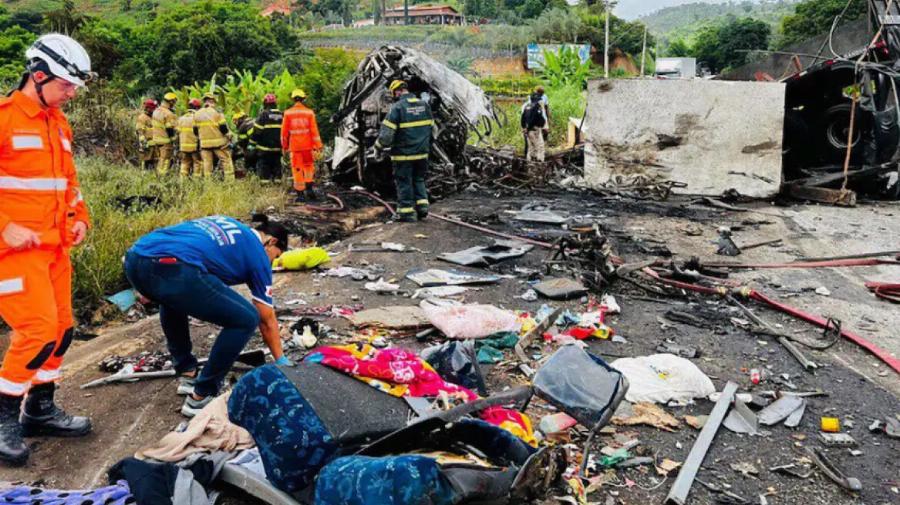 22 νεκροί από τη σύγκρουση λεωφορείου με φορτηγό